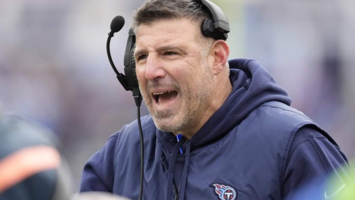 Mike Vrabel, head coach de los Titans de Tennessee, discute una llamada de los árbitros durante la primera mitad de un partido contra los Jaguars de Jacksonville el domingo 7 de enero de 2024, en Nashville, Tennessee