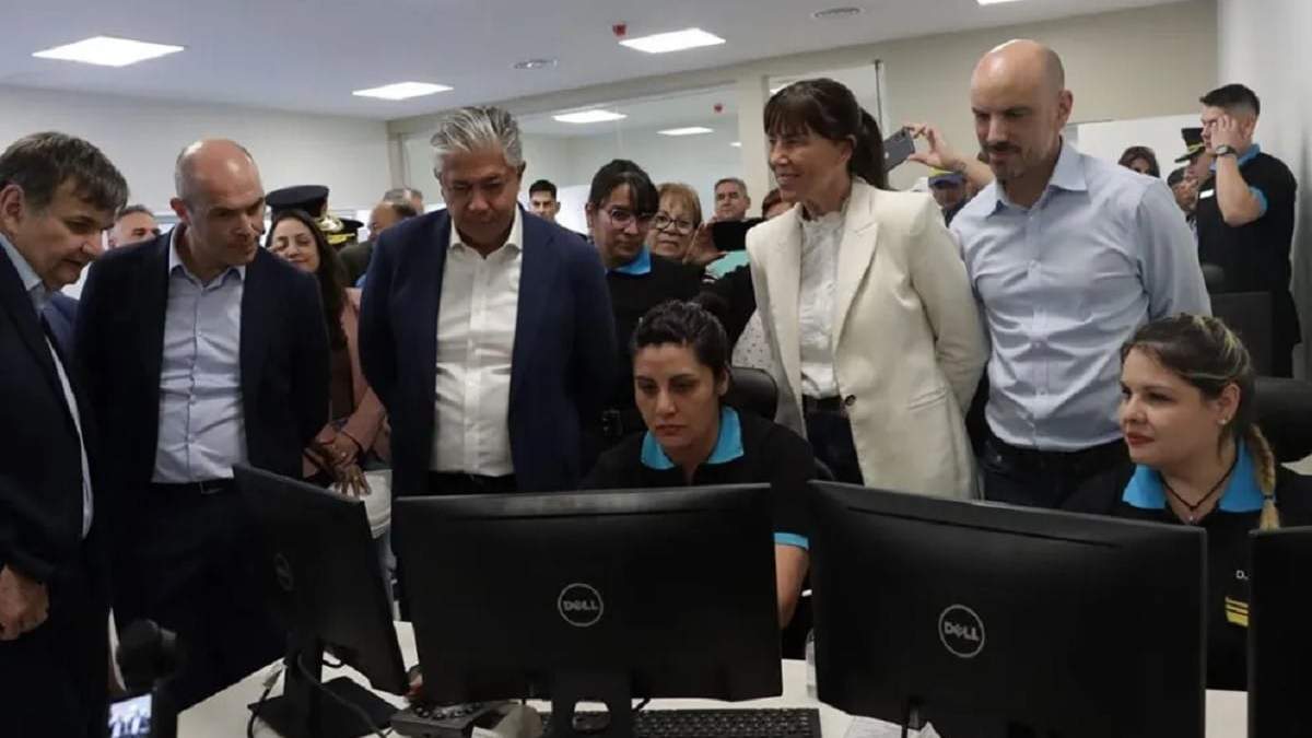 Figueroa se interiorizó del Centro de Monitoreo inaugurado con la comisaría 52. Fuente (Neuquén Informa)