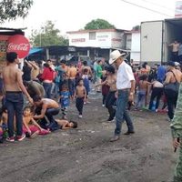 Liberan a 134 migrantes hacinados en una caja de tráiler en Veracruz; 71 son menores