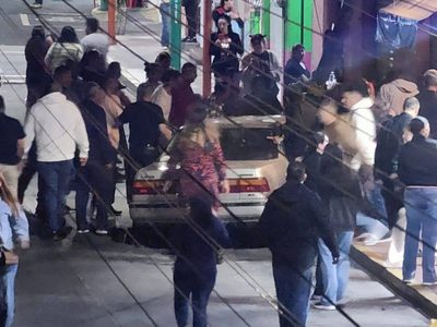 Automovilista embiste a espectadores de desfile del Día de Muertos en Moroleón (Video)