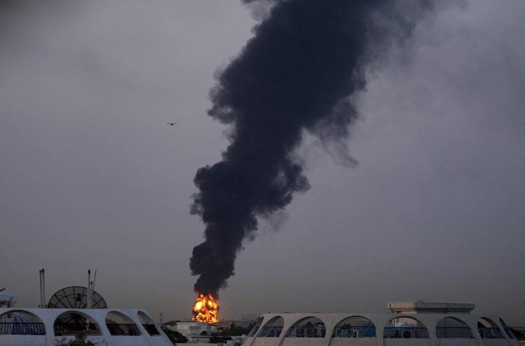 Llamas y humo tras el impacto de un dron contra un tanque de combustible, lo que obligó a suspender temporalmente los vuelos cerca del Aeropuerto Internacional de Dubái, en los Emiratos Árabes Unidos