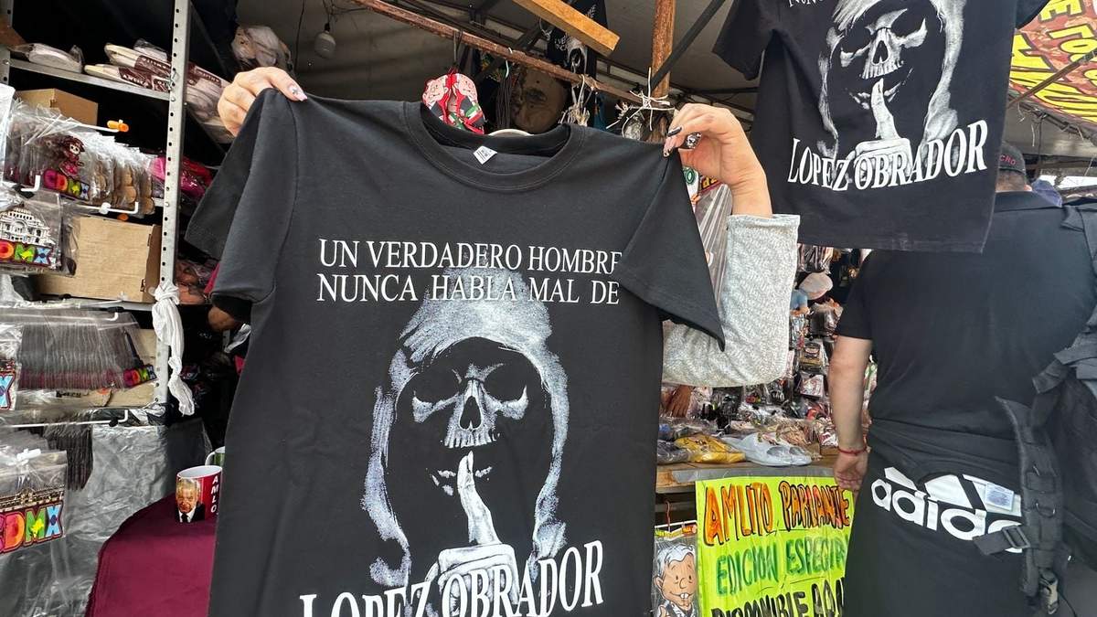 La venta de la polémica playera frente a Palacio Nacional