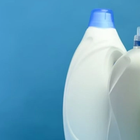 Antes de tirar los envases de suavizante vacíos, reciclalos con esta genial idea para tu baño