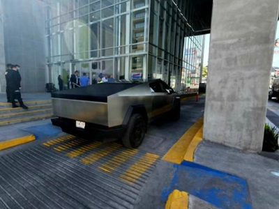 Samuel García estaciona su Cybertruck en rampa para discapacitados del ISSSTELEON (Video)