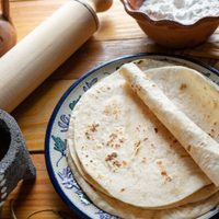 Con solo un paquete de tortillas, hacé estos bocaditos de jamón y queso exprés en 5 minutos