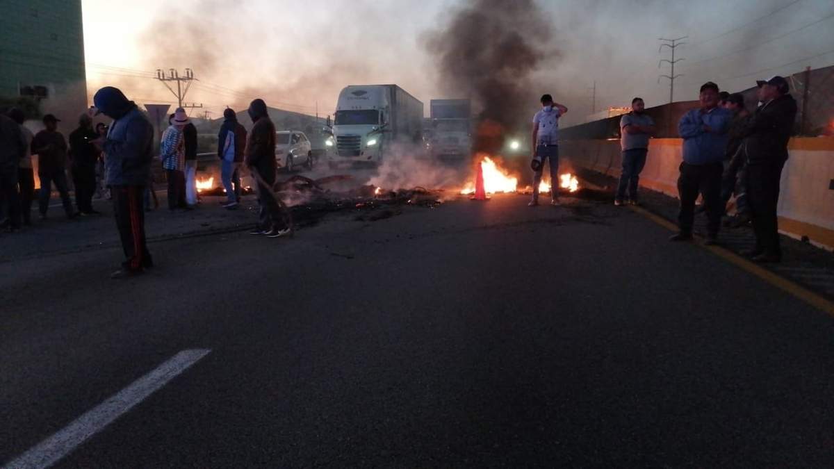 Autopista México-Puebla cerrada por pobladores