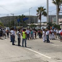 Maestros, alumnos y padres bloquean vía al aeropuerto de Acapulco