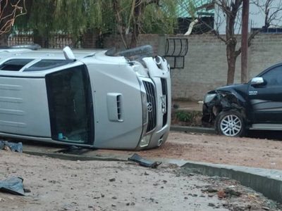 Un conductor alcoholizado chocó y volcó en Centenario