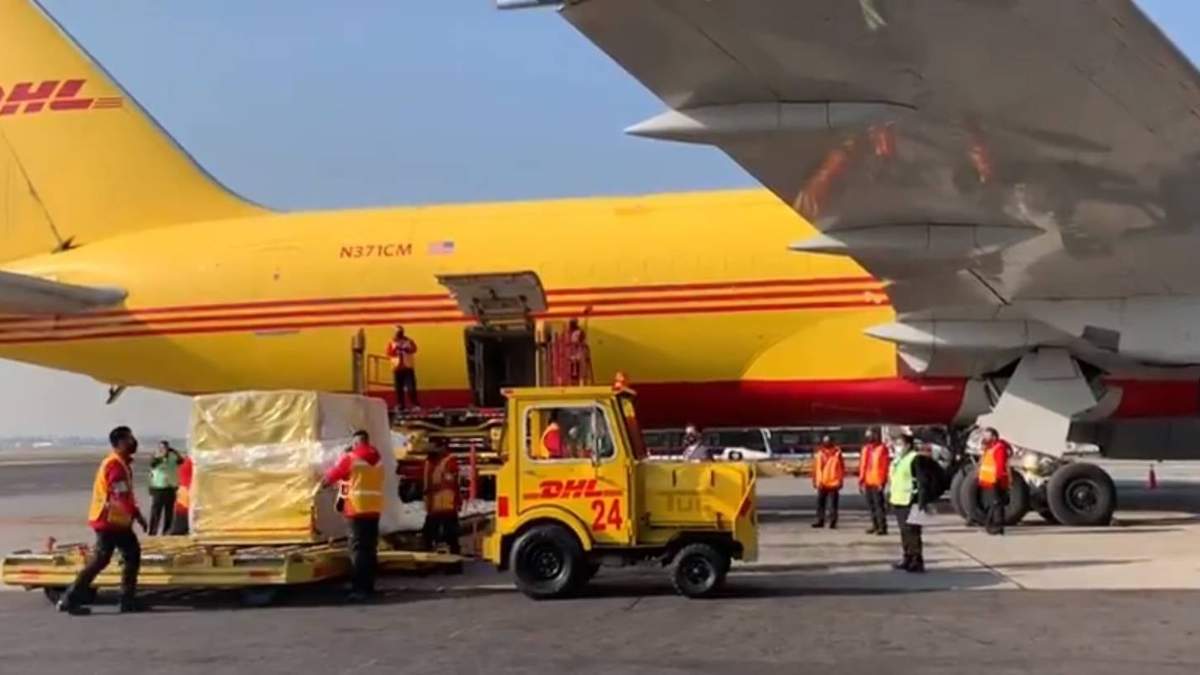 Un avión de carga en el AICM