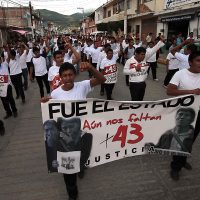Padres de los 43 repudian con marcha impunidad y violencia en Guerrero