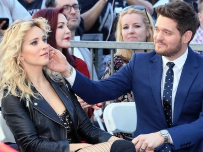 ¡No aprende más! Michael Bublé otra vez polémico por este gesto a Luisana Lopilato