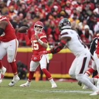 Mahomes y Kelce ayudan a los Chiefs a obtener una victoria de 23-14 sobre los Texans