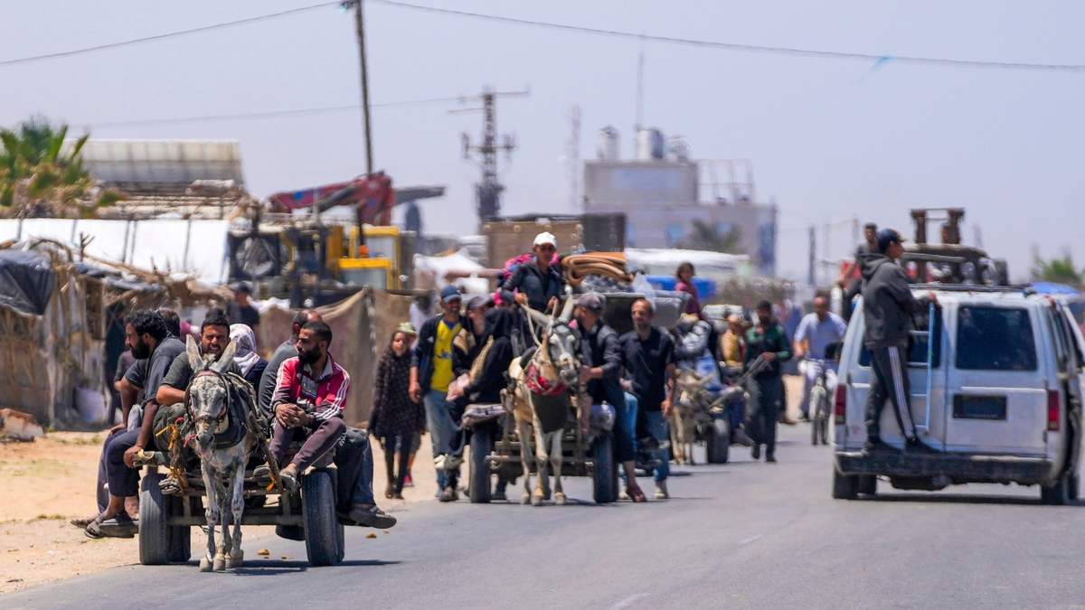 Palestinos desplazados llegan al centro de Gaza tras huir de la ciudad de Rafah, en el sur de la Franja, en Deir al Balah