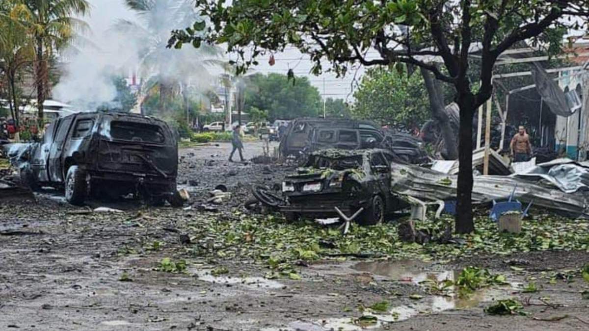 En la imagen, el coche bomba que detonó el 6 de diciembre último en Michoacán
