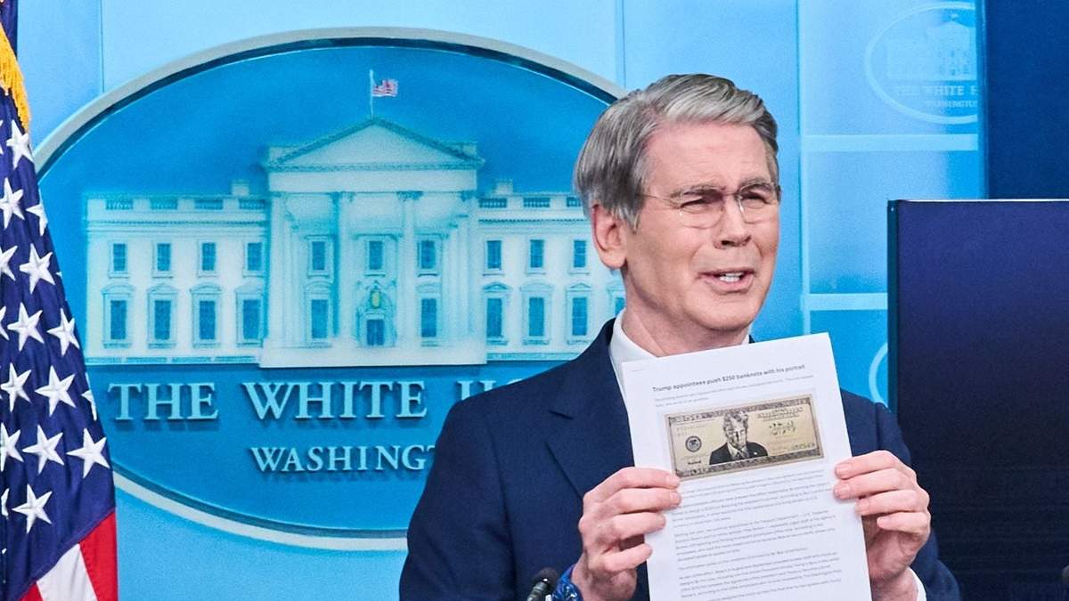 El secretario del Tesoro, Scott Bessent, muestra este jueves una imagen del billete propuesto de 250 dólares en una impresión de una nota de The Washington Post