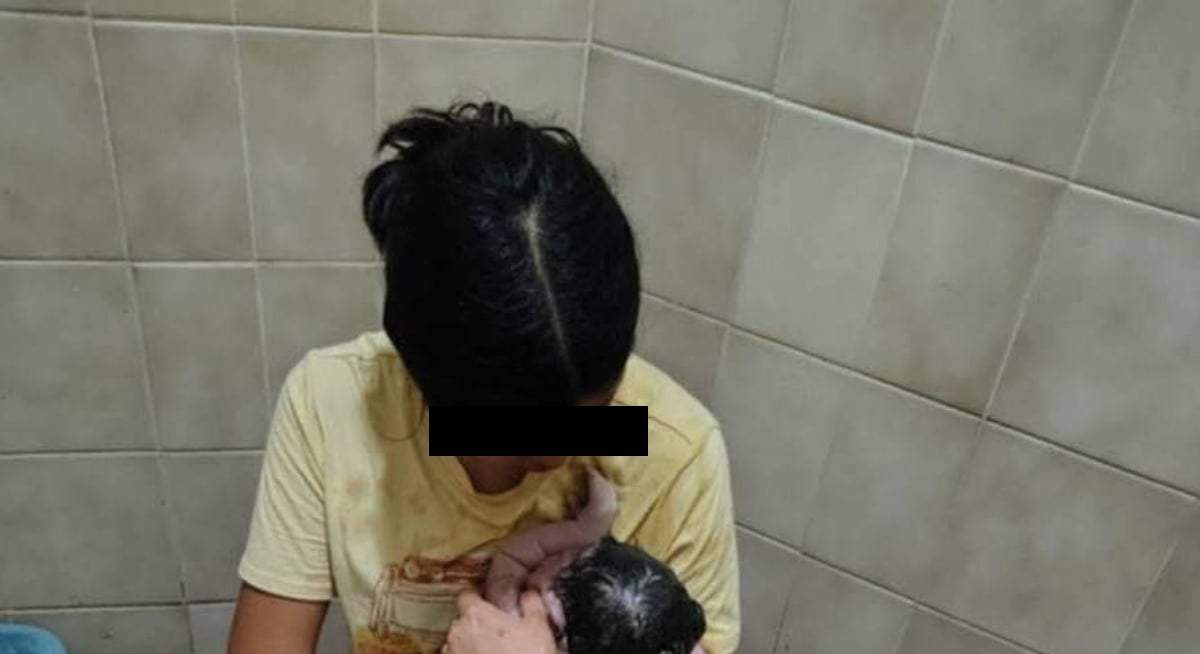 Adolescente parió en el baño del IMSS