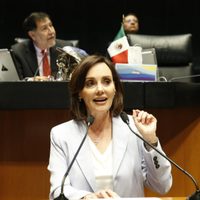 Lilly Téllez regala pañuelos a Noroña por su “hipersensibilidad” tras denuncia de agresión en AICM