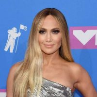 ¡BASTA! Jennifer López se animó al encaje y las ligas negras ¡50 años y diosa!