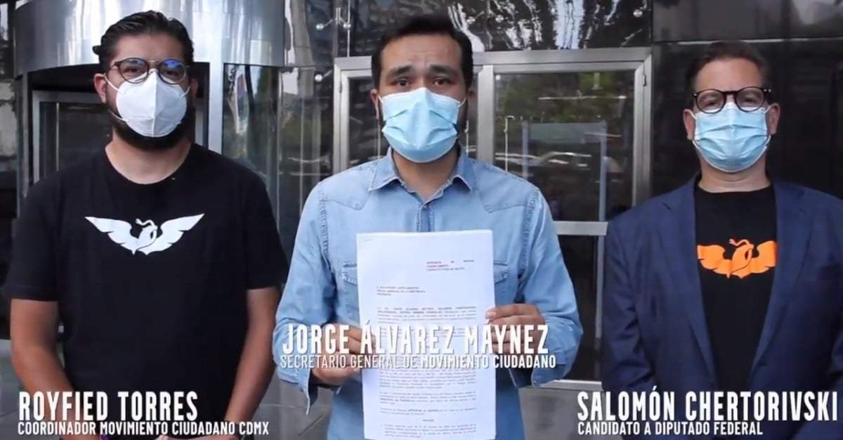 Jorge Álvarez Maynez muestra la denuncia presentada en la FGR