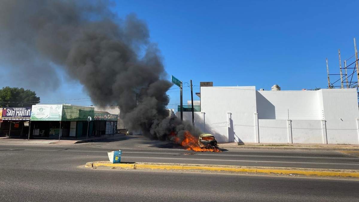 Un vehículo quemado en Culiacán