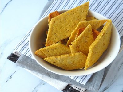 Así se preparan las irresistibles crackers de garbanzos o lentejas que duran una semana