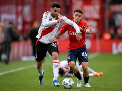 En el torneo local es otro River: empate con sabor a poco y con un hombre de más ante el Rojo