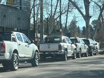Vecinos furiosos en Luján con una concesionaria que ocupa el estacionamiento