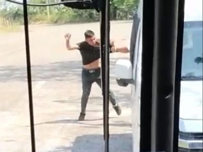 Agentes del INM golpean y tratan de someter a un migrante (Video)