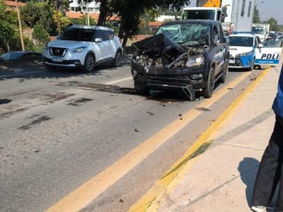 Fuerte choque en avenida Mosconi: un camión, una camioneta y dos ciclistas involucrados