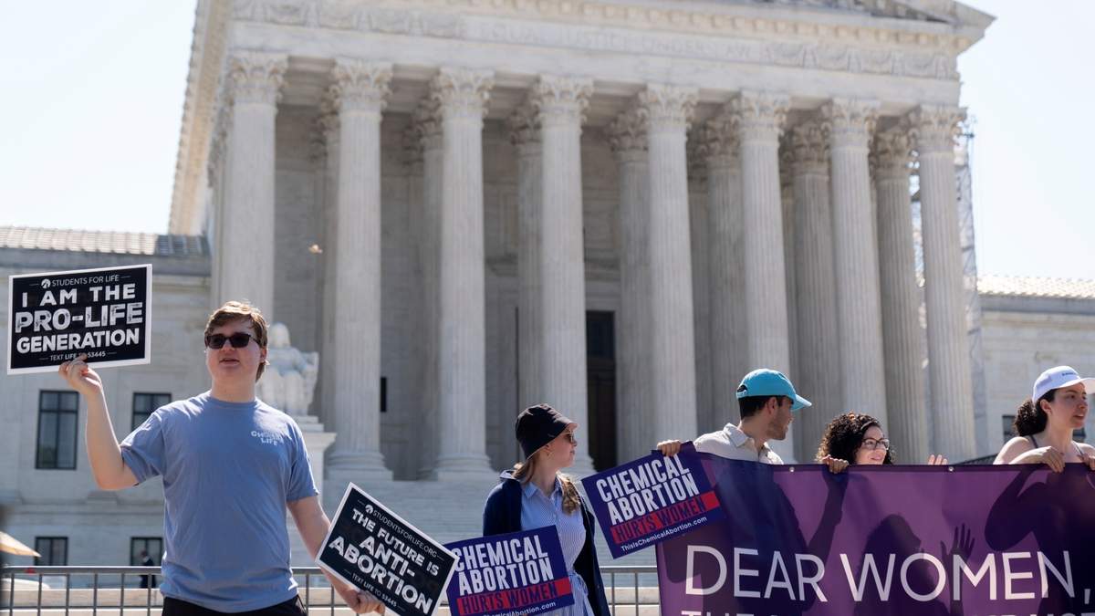 Manifestantes antiaborto se manifiestan frente a la Corte Suprema de Estados Unidos en Washington