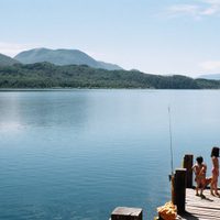 Se cayó al lago y un turista lo salvó: increíble rescate en San Martín de los Andes