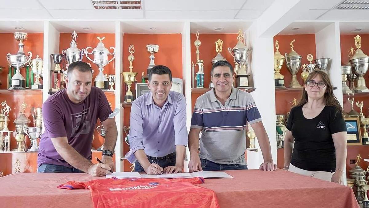 Marcos Koopmann junto a miembros del Club Patagonia. Fuente: (Twitter)
