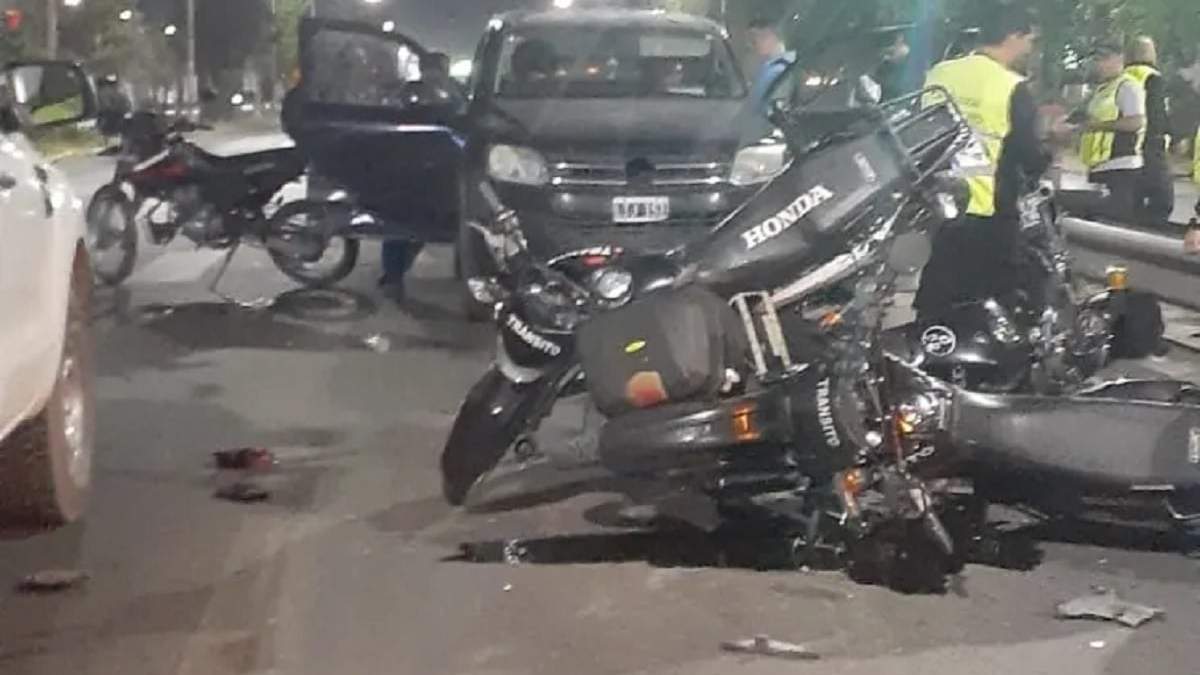 Las motos de Tránsito municipal quedaron apiladas en el asfalto y con graves daños. El conductor de la camioneta no tenía seguro y estaba ebrio. Fuente (Cipo360)
