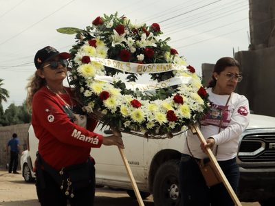 Colectivos despiden a hijo de Cecilia Flores, quien seguirá en la búsqueda de su otro hijo