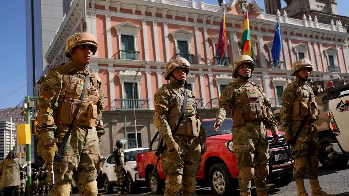 Soldados hacen guardia frente al palacio presidencial en la Plaza Murillo en La Paz, Bolivia
