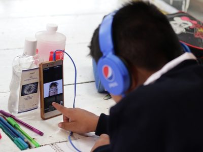 Aprende en Casa, plagado de anuncios de comida chatarra