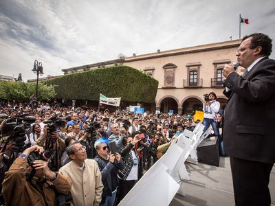 Universitarios abuchean al gobernador de Querétaro