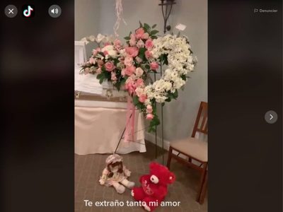 Una madre desata polémica en TikTok por abrazar a su hija fallecida en el funeral