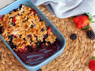 Aprovechá que están baratas para preparar este crumble de frutillas digno de un verdadero chef profesional