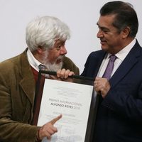 Dan el Premio Internacional Alfonso Reyes al escritor Adolfo Castañón
