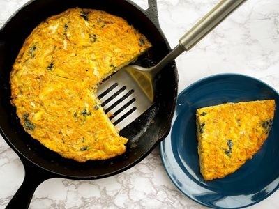 Una comida rápida y con pocos ingredientes: tortilla de papas rellena, sin aceite y usando un solo sartén