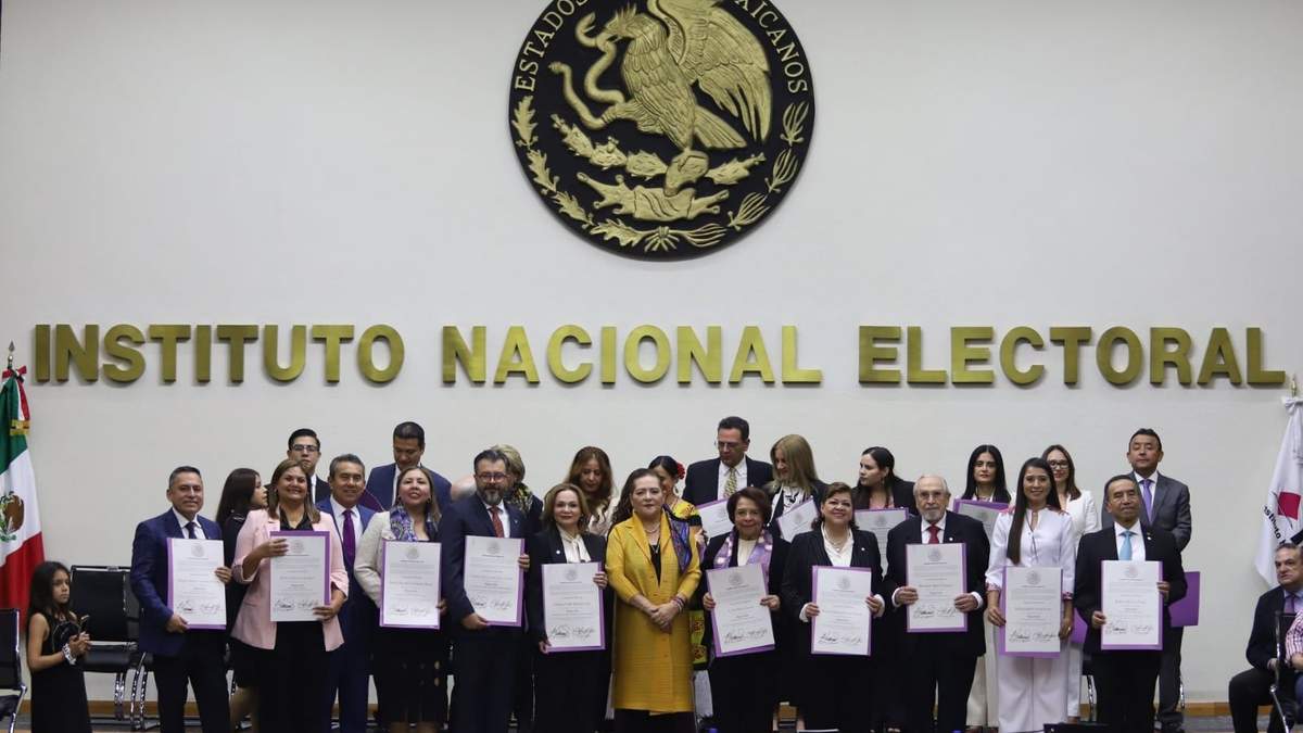 Guadalupe Taddei, consejera presidenta del INE, se toma una fotografía con los candidatos ganadores del Tribunal de Disciplina Judicial, Tribunal Electoral del Poder Judicial de la Federación y de tribunales regionales