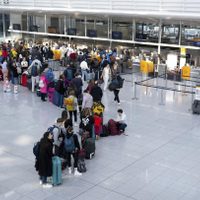 Huelgas en Alemania dejan varados a millones de pasajeros de trenes y aviones