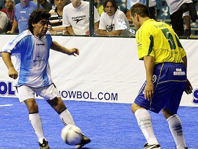 Neuquén recuerda la llegada de Maradona al Ruca Che para disputar un encuentro de Showbol