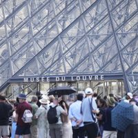 Trabajadores del museo Louvre se van a huelga por el turismo masivo