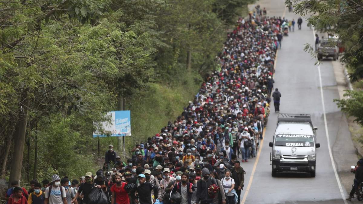 Una caravana migrante atraviesa México
