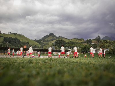 Huracán visita a Once Caldas en busca de ventaja