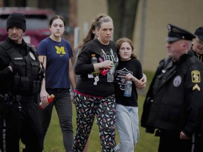 La policía investiga el motivo tras tiroteo mortal en escuela de Wisconsin