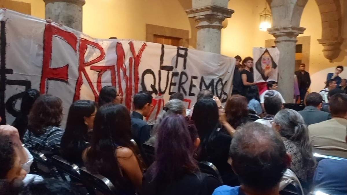 Estudiantes universitarios de arte irrumpen en exposición de Francisco Toledo para demandar la búsqueda y localización de la artista plástica Fanny Arteaga, quien fue raptada de una galería de arte