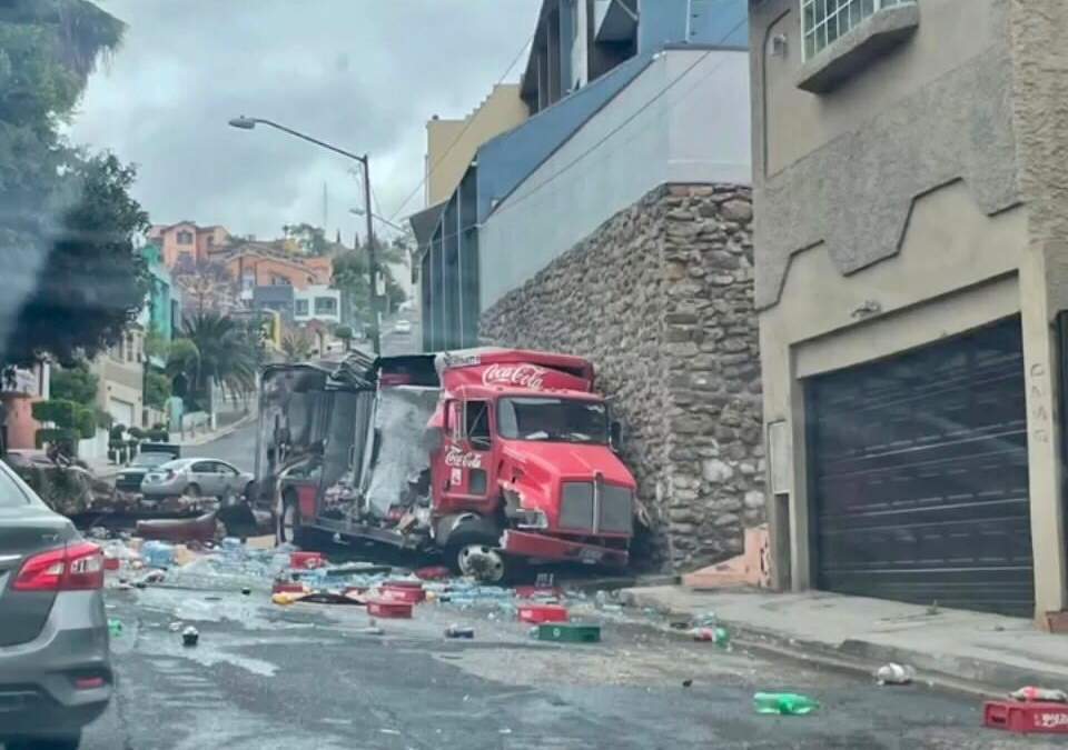 Camión de Coca Cola se queda sin frenos y choca con una barda en Tijuana, Baja California